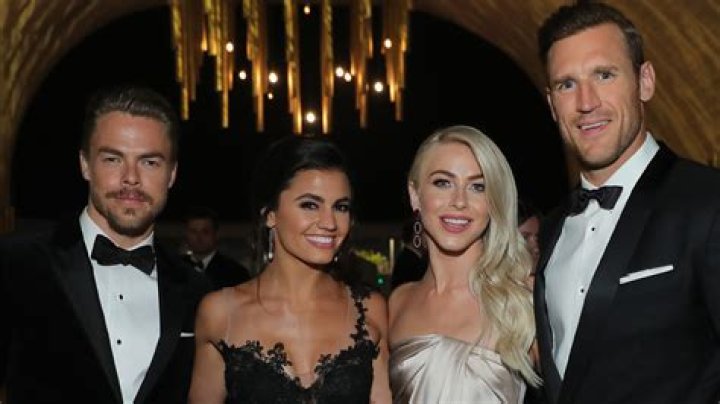 Julianne Hough reunites with ex-husband Brooks Laich at brother Dereks wedding ·